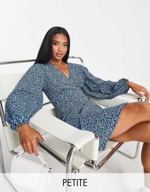 Glamorous Petite – Wiązana w talii niebieska kopertowa sukienka w kwiatowy wzór