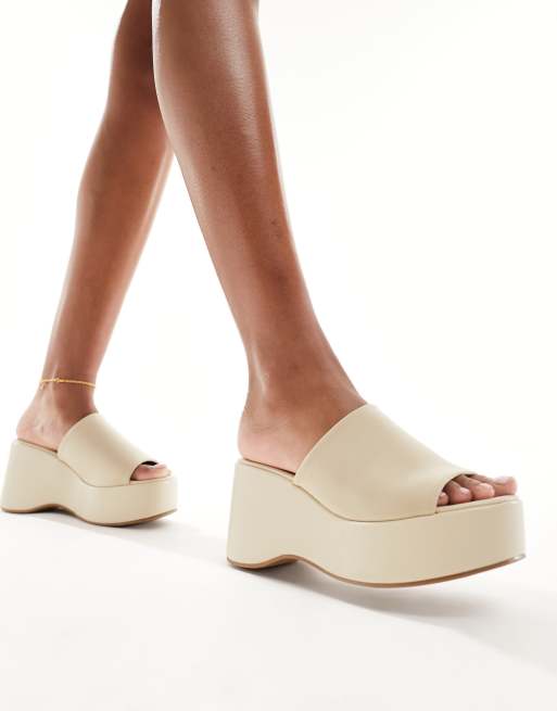 Glamorous platform sandals in beige