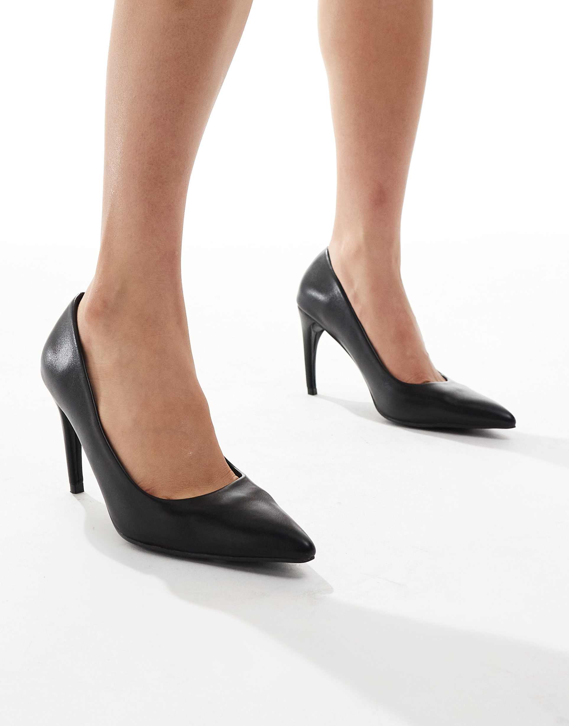 glamorous pointed high heeled pumps in black
