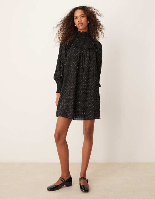 Glamorous – Prickig miniklänning med hög krage, smock och volang