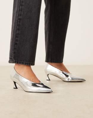 Glamorous - Pumps in Silber mit Kitten-Absätzen