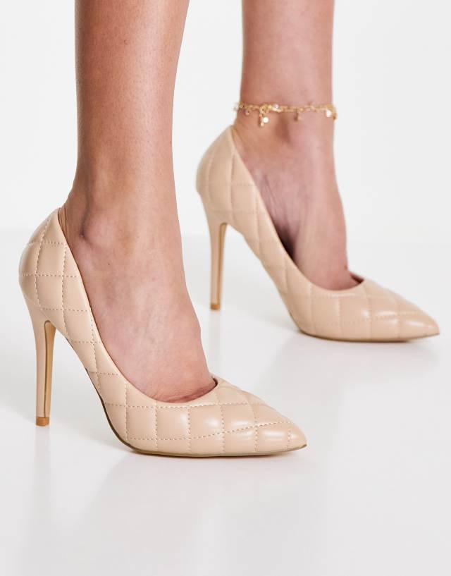 Glamorous quilted pumps in camel