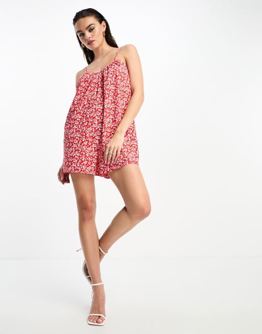 Glamorous - Rødt smock-playsuit med tynde stropper og snøredetalje bagpå i blomstermønster