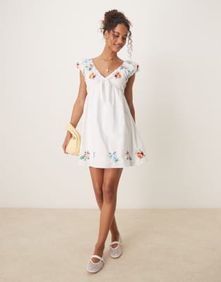 Glamorous - Robe babydoll courte à broderies florales - Blanc