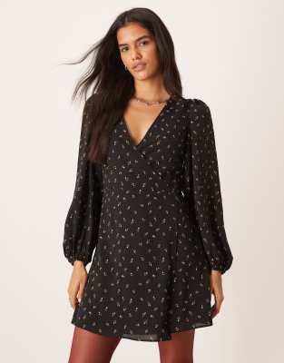 Robe courte à fleurs style années 70 avec col en V et manches bouffantes - Multicolore 42