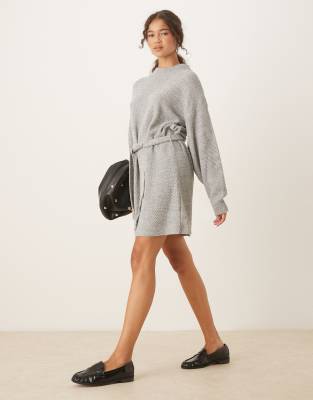 Robe courte en maille côtelée avec liens à la taille - Gris 38