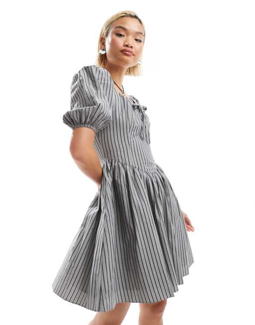 Glamorous - Romantische mini jurk met lage ronde hals, strikdetail en zwarte strepen