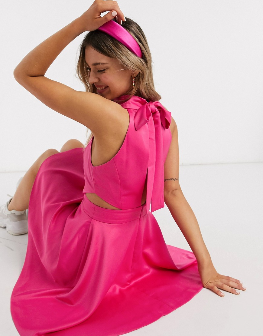 Glamorous – Rosa miniklänning med utskurna detaljer