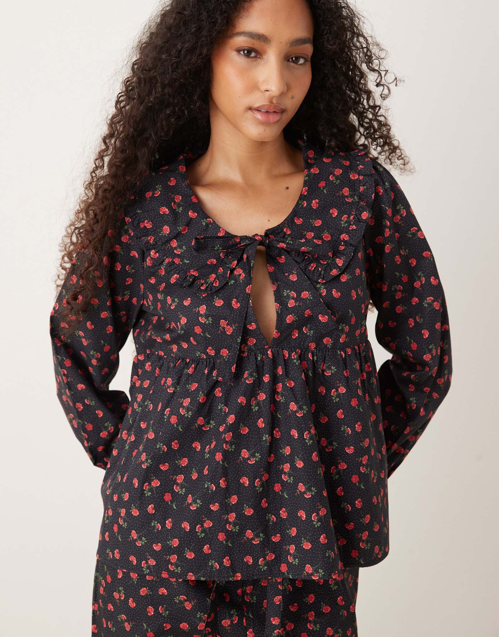 Гламурная пижамная рубашка и брюки с рюшами в черно-красный цветочек