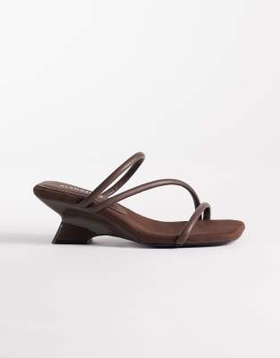 Glamorous - Sandalen mit Keilabsatz in Braun-Brown