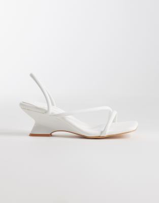 Glamorous - Sandalen mit Keilabsatz in Weiß