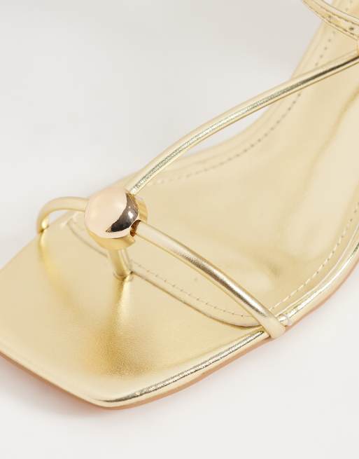 Glamorous – Sandaletten in Goldoptik mit Blockabsatz und Metalldetail, 2 von 4