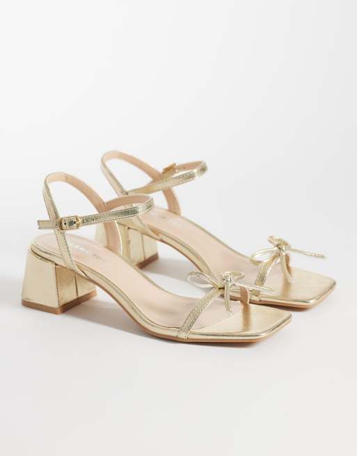 Glamorous - Sandali con tacco largo bassi color oro, 3 di 4