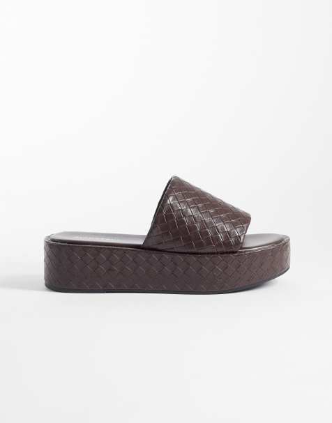 Glamorous - Sandalias marrones con plataforma plana y diseño entretejido - view 1
