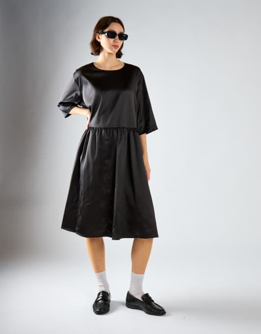 Glamorous Scallop back oversize midi dress in black sateen, 3 of 4