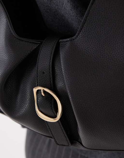 Glamorous – Schultertasche in Schwarz mit Raffung und Schnalle in geschmolzener Optik, 2 von 4