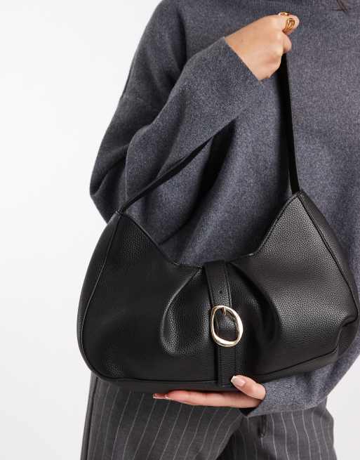 Glamorous – Schultertasche in Schwarz mit Raffung und Schnalle in geschmolzener Optik, 3 von 4