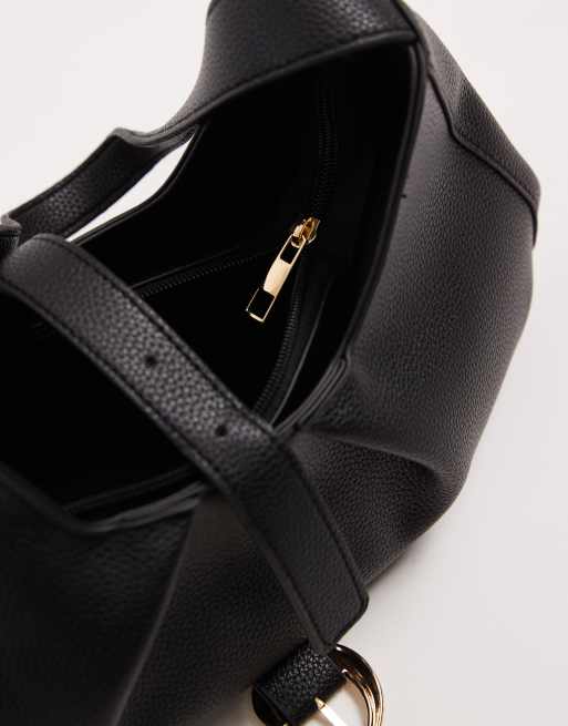 Glamorous – Schultertasche in Schwarz mit Raffung und Schnalle in geschmolzener Optik, 4 von 4