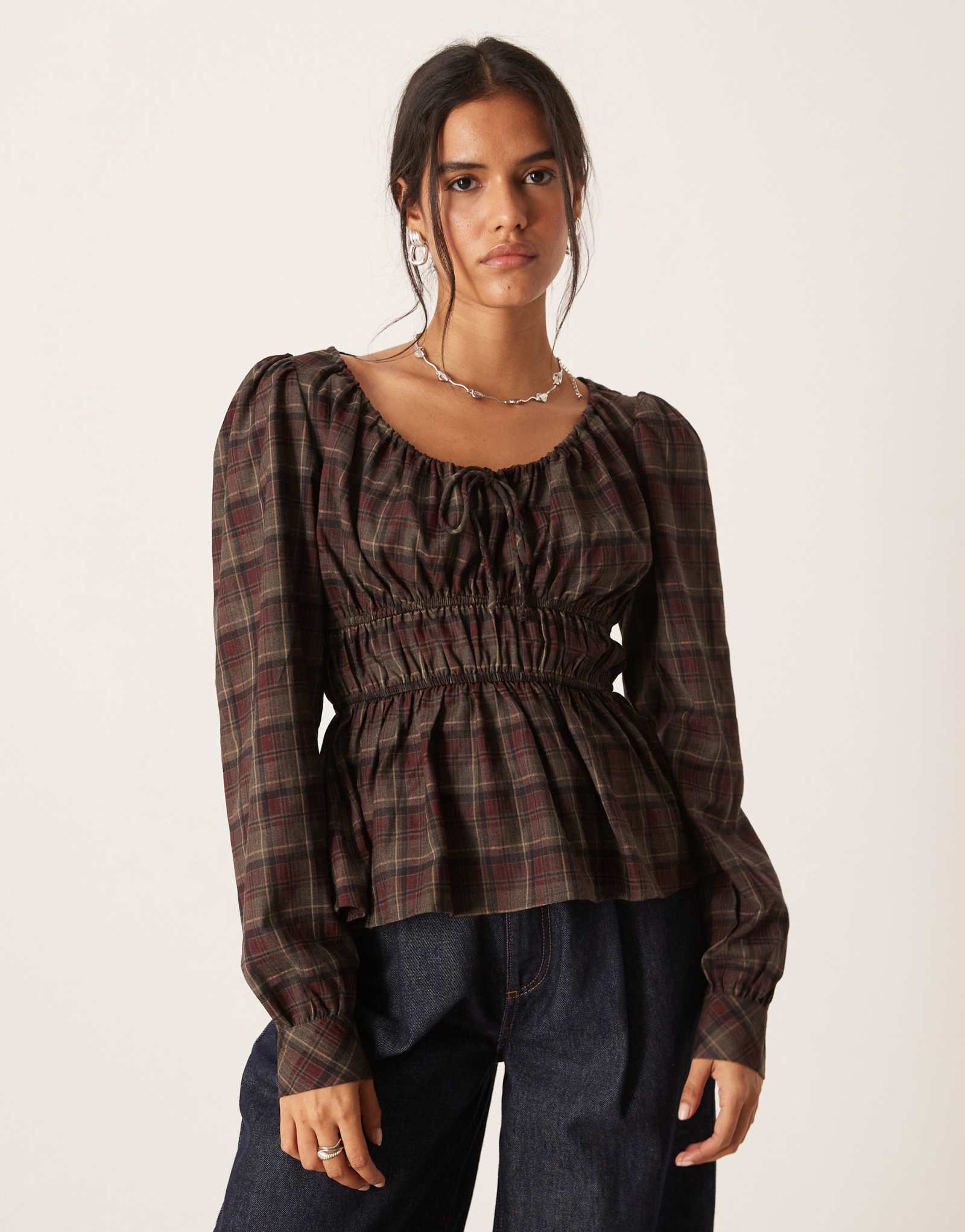 Гламурный гофрированный топ с баской в красно-синюю клетку