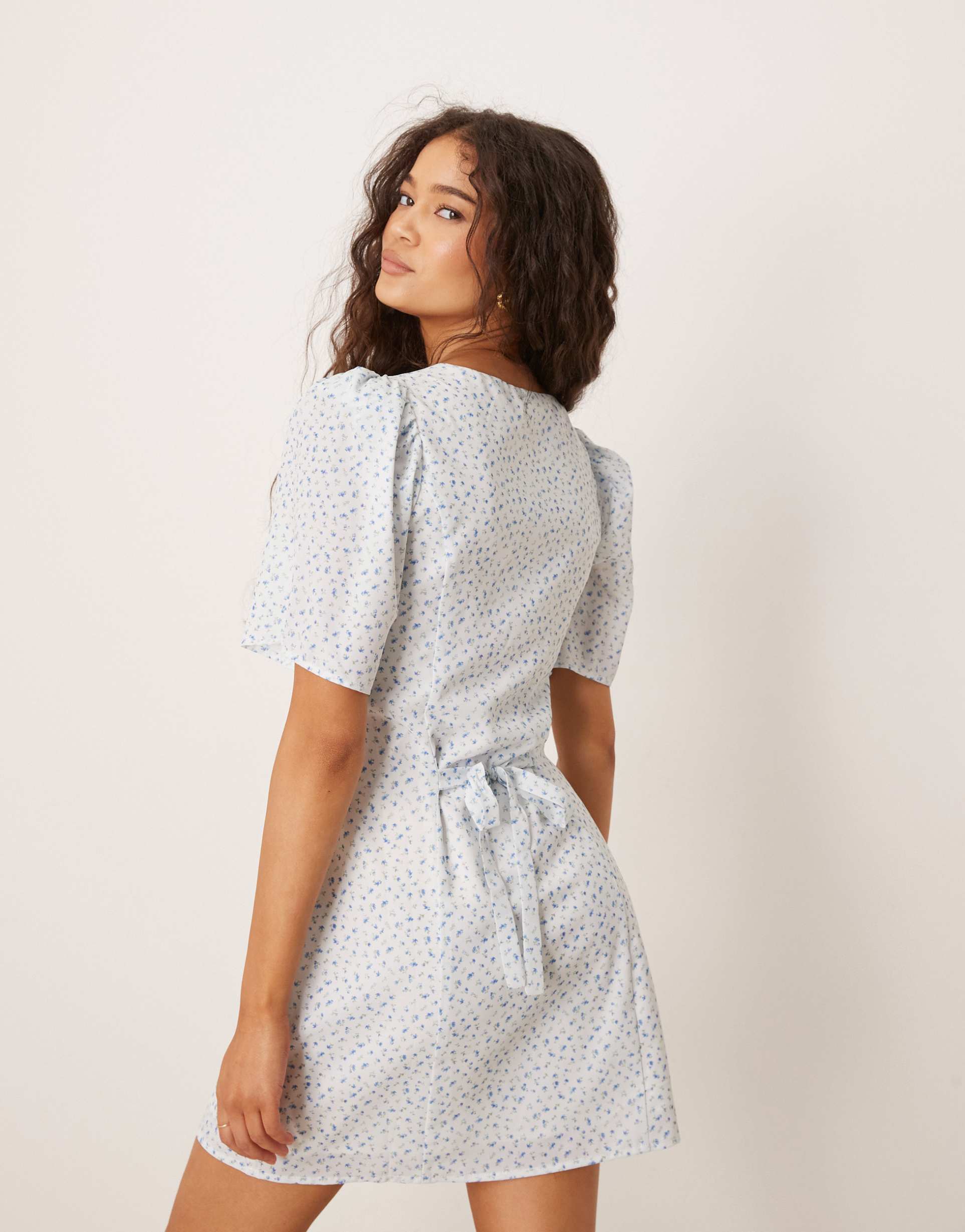 glamorous short sleeve button front tea dress in blue micro floral