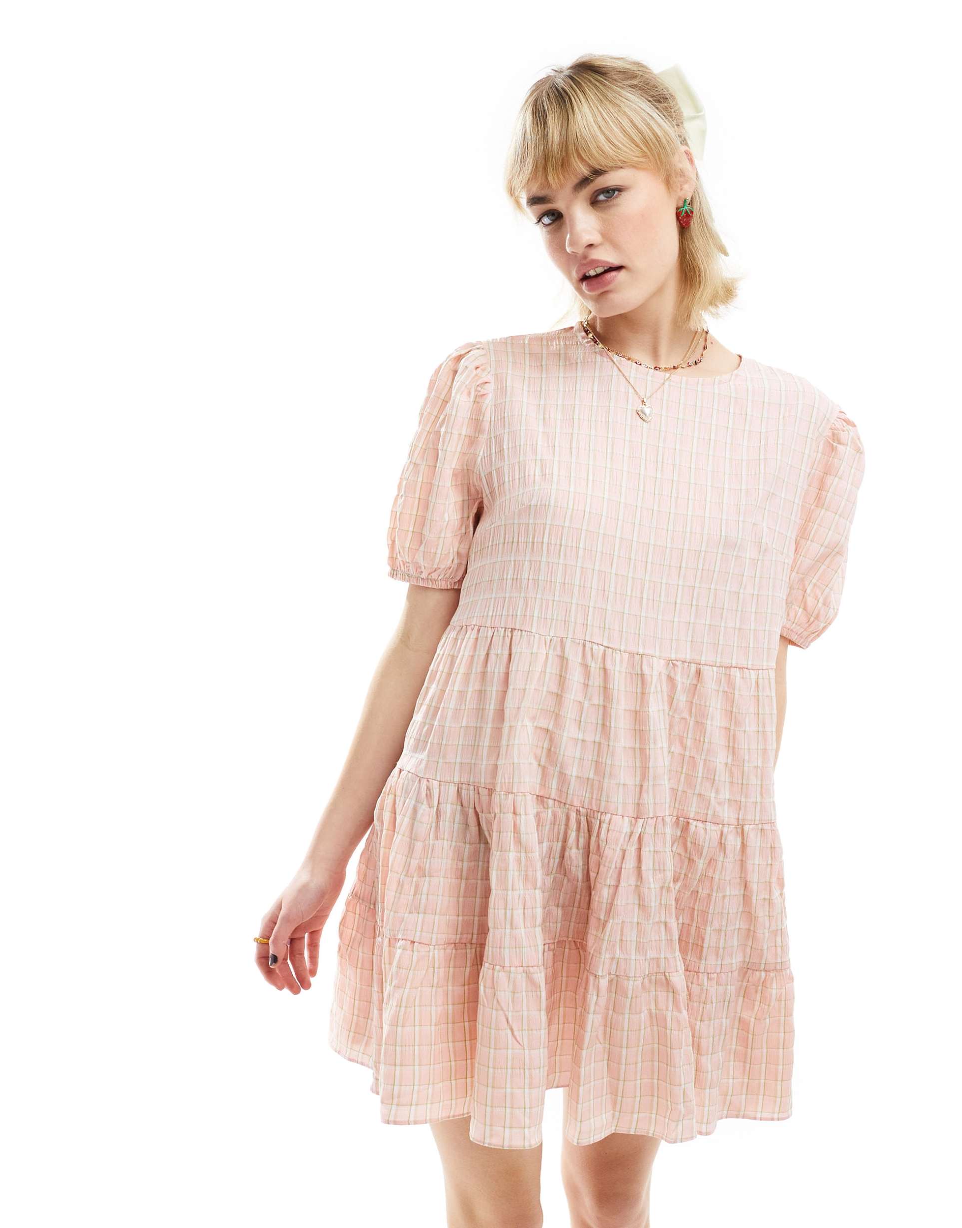 glamorous short sleeve pleated smock dress in seersucker pink plaid