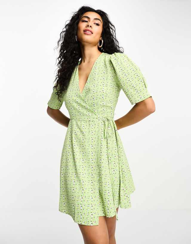 Glamorous - short sleeve wrap mini tea dress in green ditsy