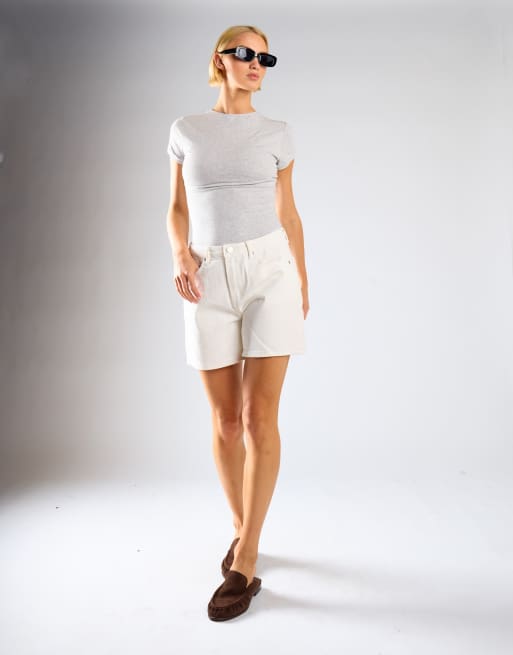Glamorous Slim fit stretchy denim short in ecru, 2 of 4