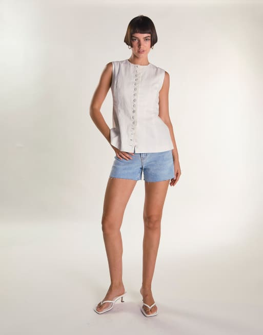 Glamorous Slim fit stretchy denim short in light blue wash, 2 of 4