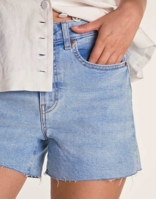 Glamorous Slim fit stretchy denim short in light blue wash, 3 of 4