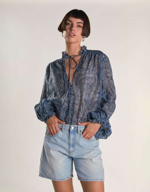 Glamorous Slim fit stretchy denim short in light vintage wash
