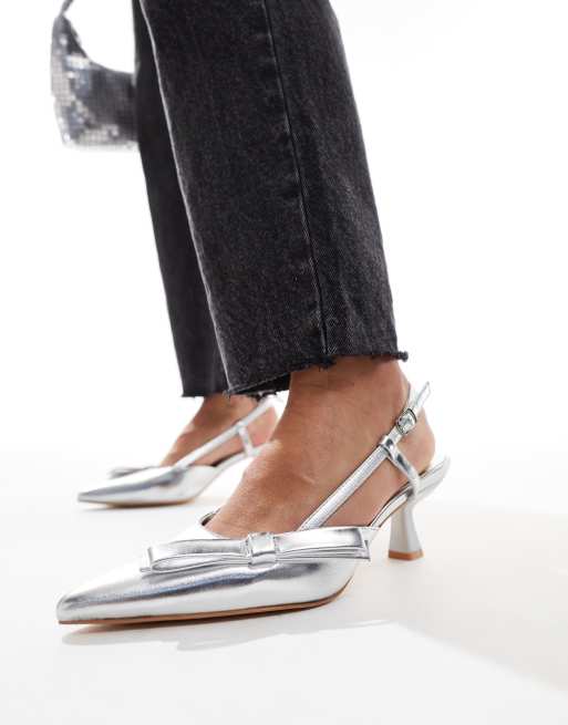 Glamorous - Sølvfarvede højhælede sko med slingback-rem og kitten-hæl samt sløjfe