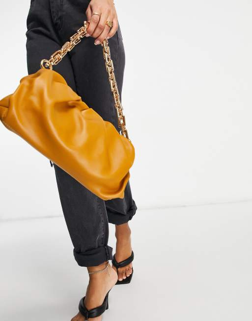 Hoes elegant helling Glamorous - Soepele crossbody tas met gouden ketting in bruin | ASOS