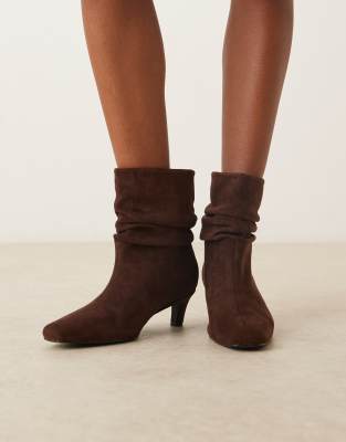 Glamorous - Stiefeletten in Braun mit gerafftem Design, Kitten-Absatz und Mikrostruktur-Brown