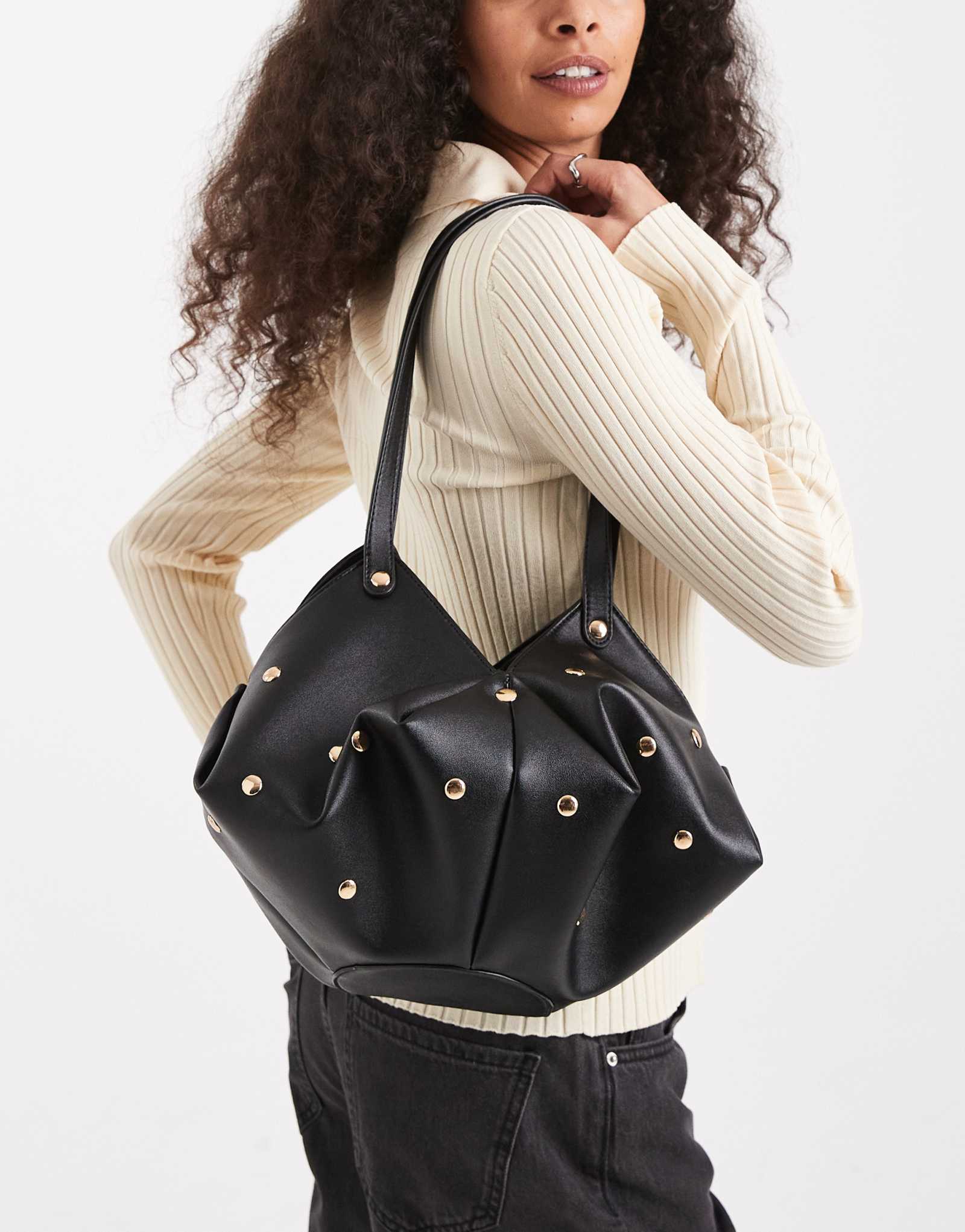 Гламурная сумочка с заклепками черного цвета 