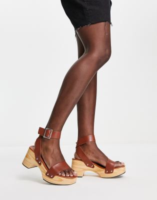  summer clog sandals in tan