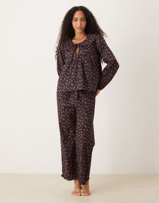 Glamorous – Svart, rödblommig pyjamas med volangprydd skjorta och byxor, 2 av 4