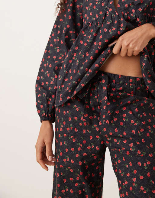 Glamorous – Svart, rödblommig pyjamas med volangprydd skjorta och byxor, 3 av 4