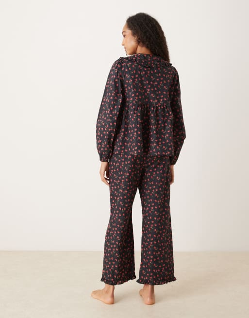 Glamorous – Svart, rödblommig pyjamas med volangprydd skjorta och byxor, 4 av 4