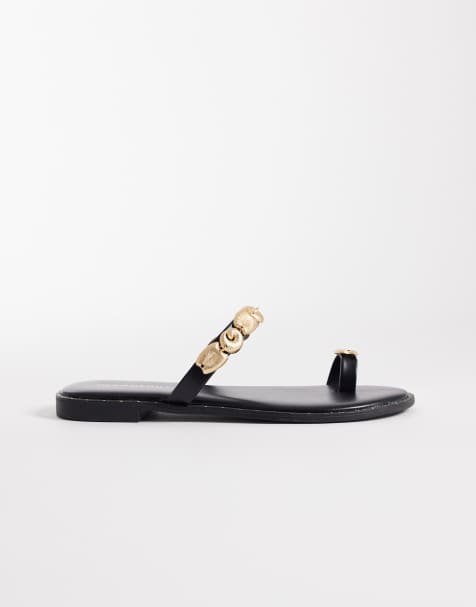 Glamorous – Svarta, platta sandaler med guldfärgade snäckdetaljer - view 1