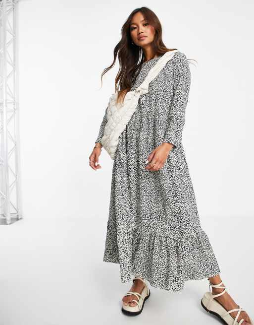 Glamorous – Svartblommig midi-smockklänning med plisserad fåll