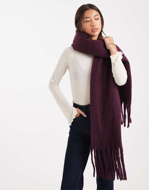 Glamorous blanket scarf in plum