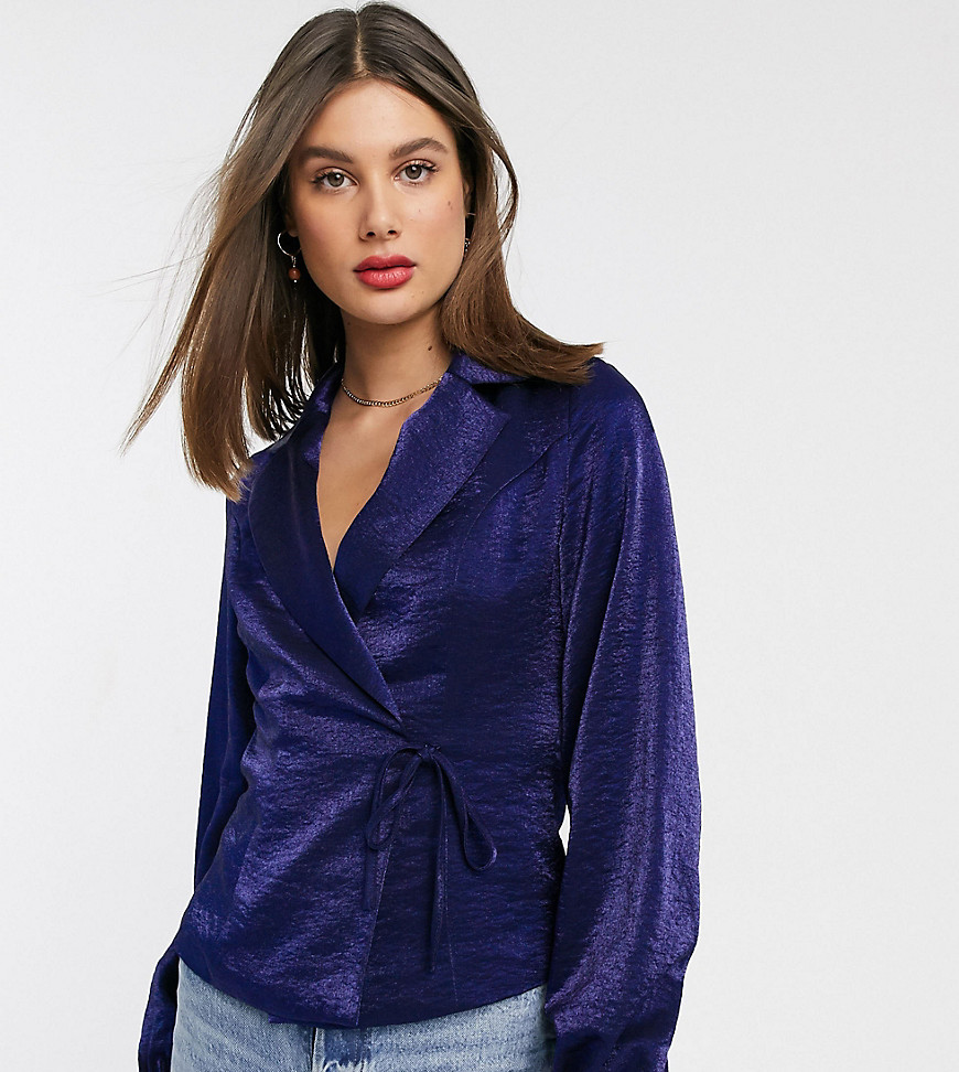 Glamorous Tall - Op maat gemaakte blouse met gestrikte voorkant van luxe satijn-Marineblauw