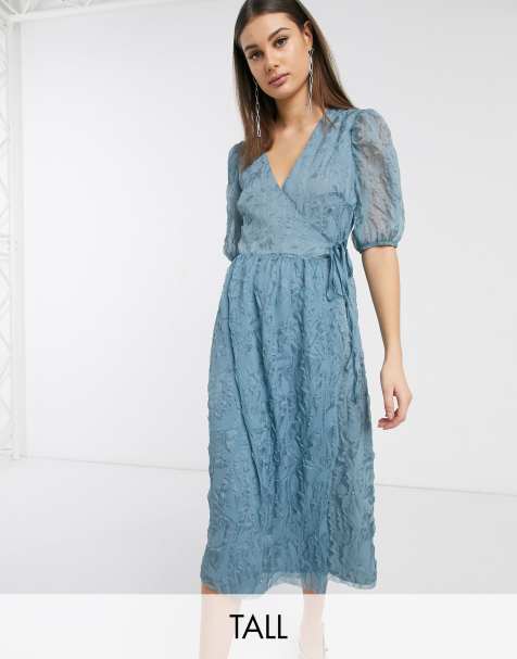 Glamorous Tall – Strukturiertes Midaxi-Kleid mit Wickeldesign und weiten Ärmeln
