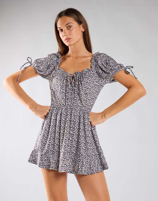 Glamorous Tie-back playsuit in black multi daisy, 3 of 4