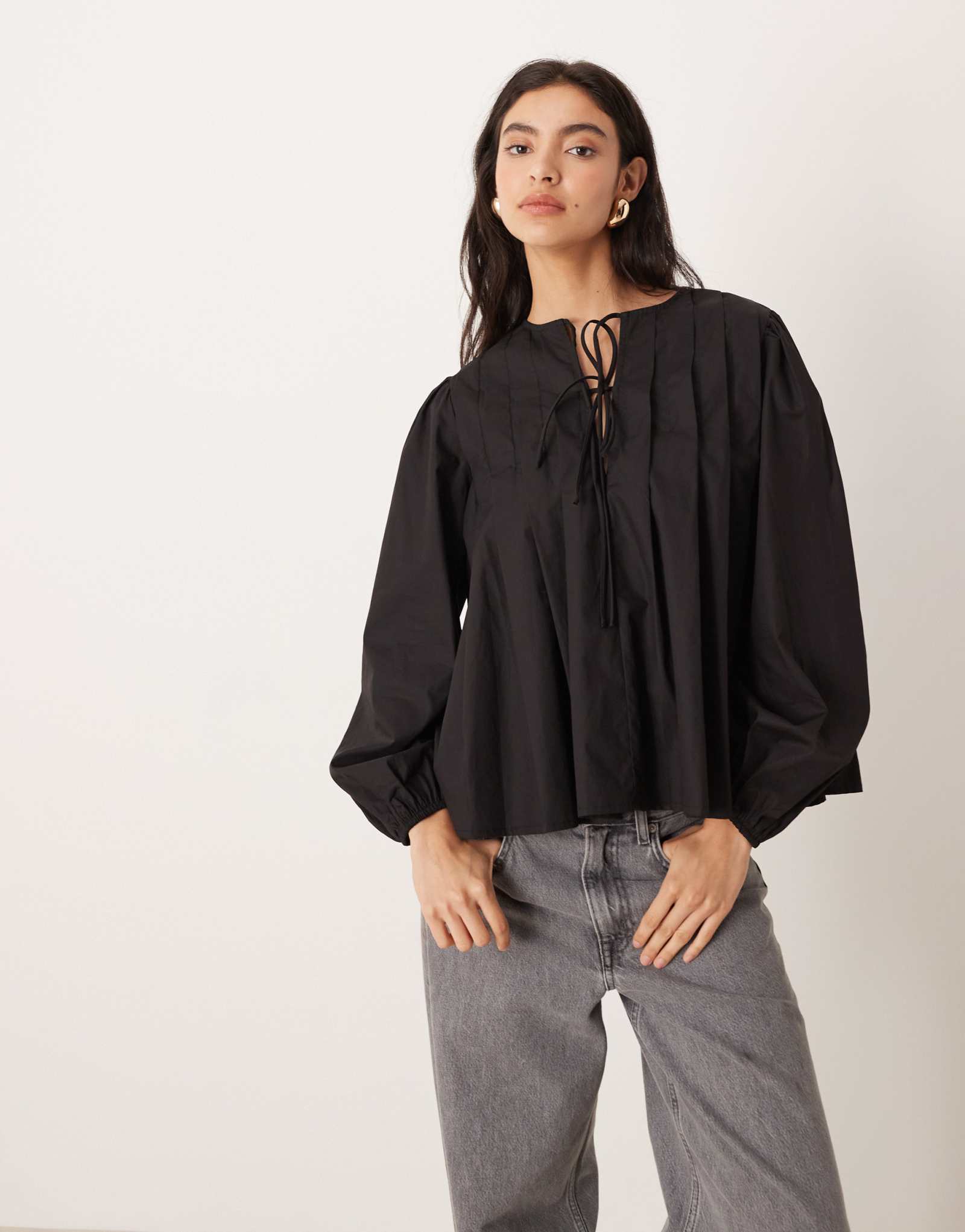 Гламурная блузка с галстуком спереди и длинным рукавом черного цвета