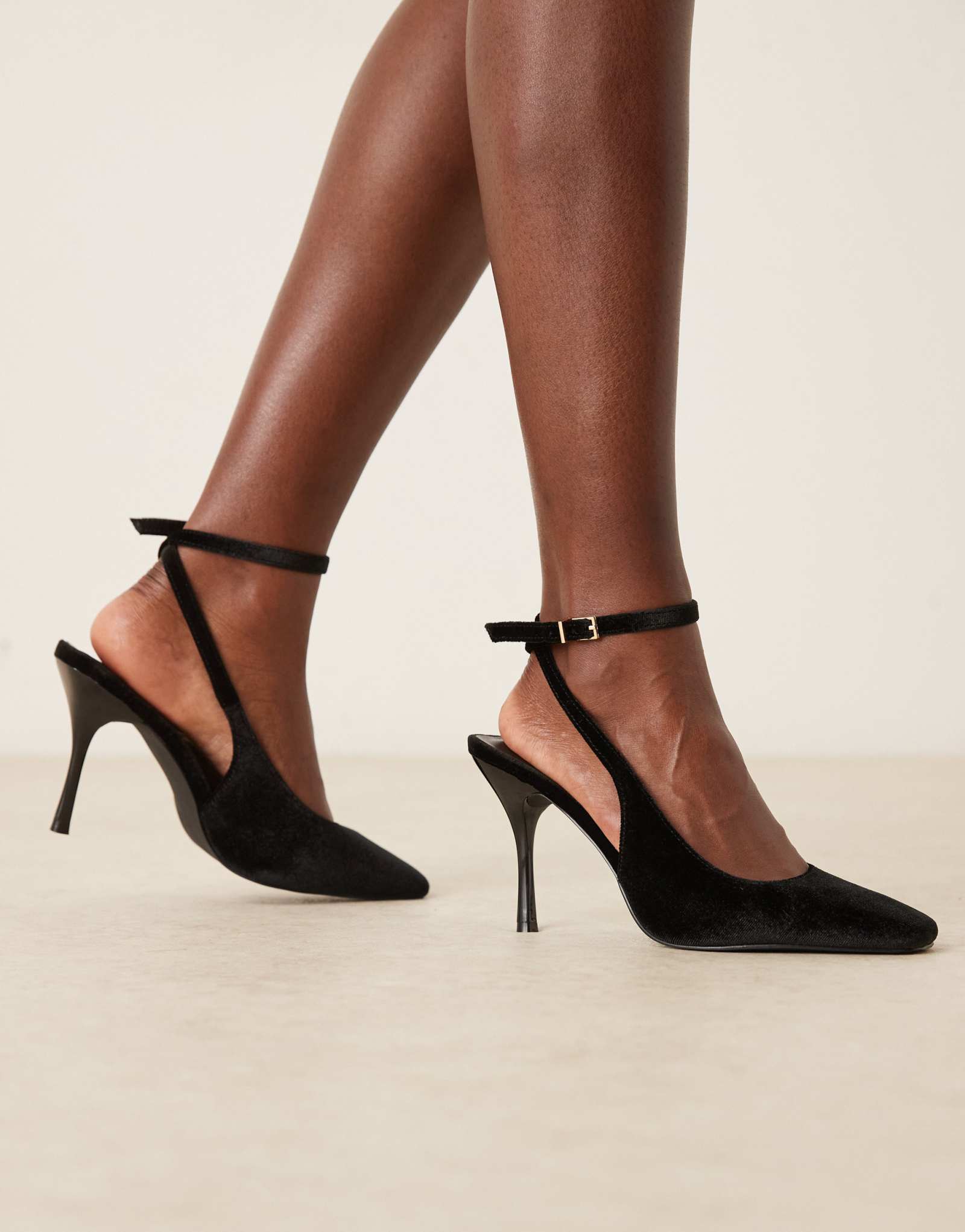 Гламурные туфли на высоком каблуке с завязками из черного бархата