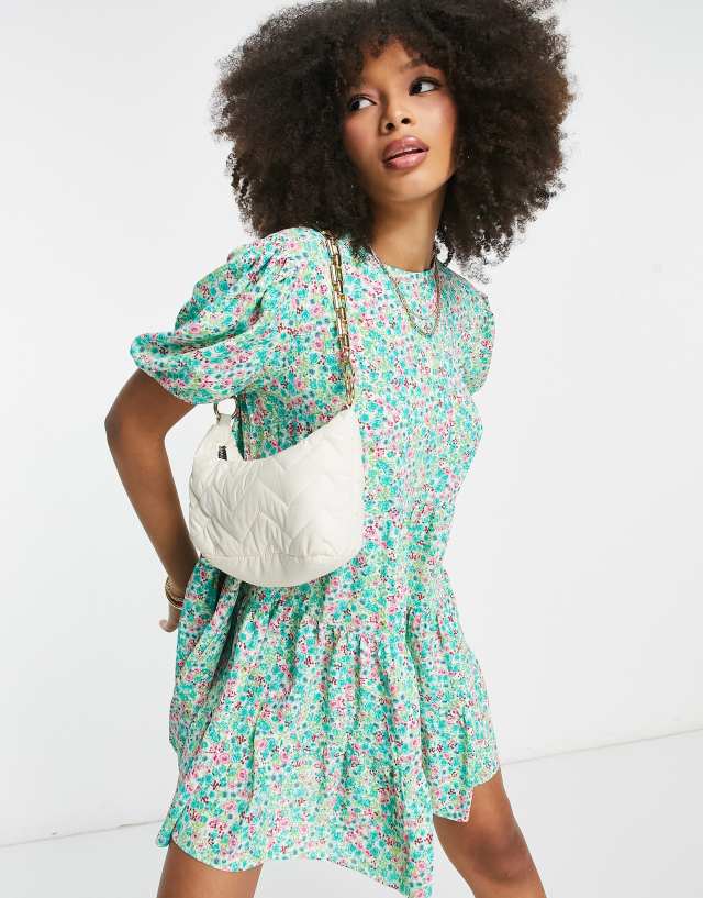 Glamorous - tiered mini smock dress in green spring floral