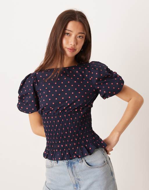 Glamorous - Top a maniche corte color blu navy a pois rosa con corpino arricciato