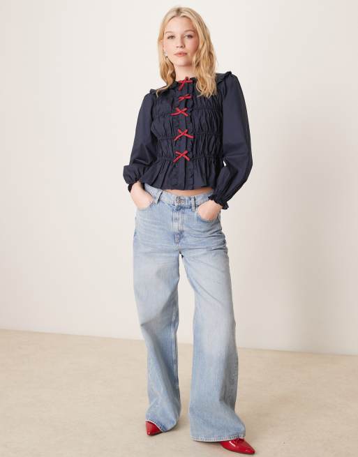 Glamorous - Top a maniche lunghe stropicciato blu navy con fiocchi rossi sul davanti, 2 di 4