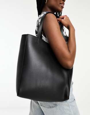 Glamorous tote bag with link detail in black